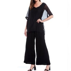 Italy designer top M made
V-Neck Sheer Sleeve Sharkbite Hem Silky Woven Top